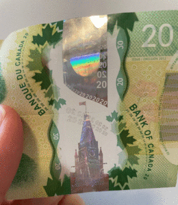 カナダ紙幣の透明部分