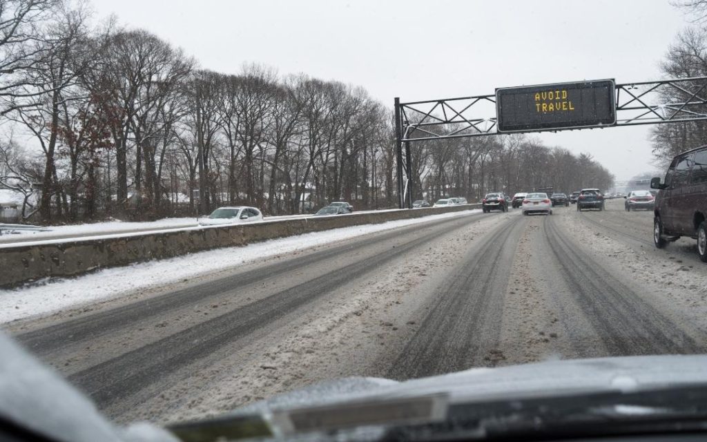 残雪のある高速道路