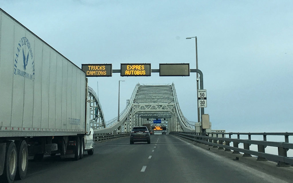 国境の橋にはマイルとキロメートル両方の速度が表示