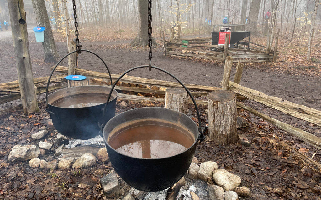 樹液を煮詰める大鍋